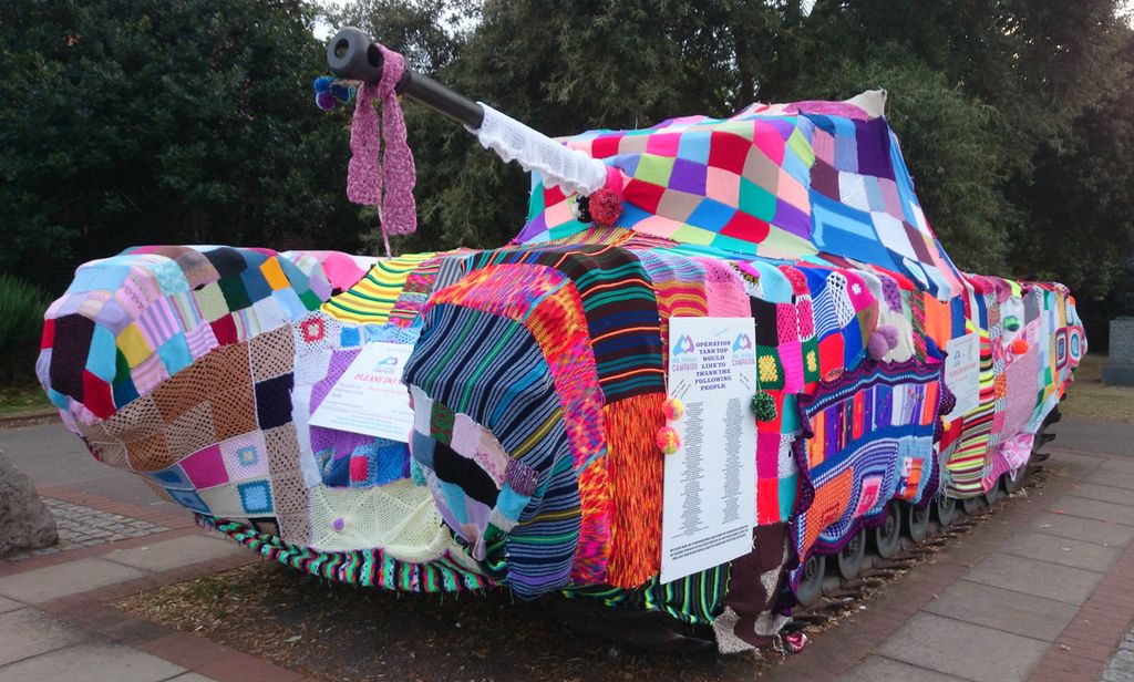 Ein tanks er dekka av hekla og strikka tekstil. Foto.