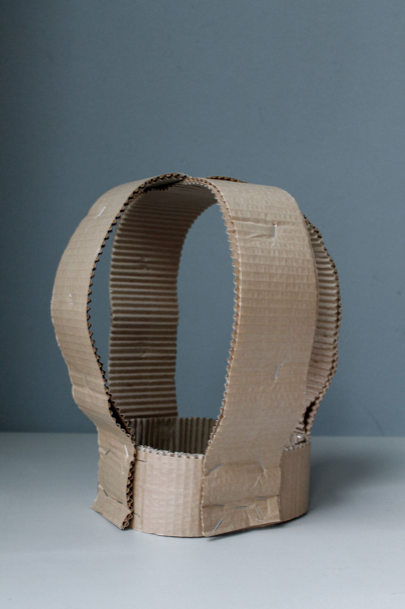 Bølgepapp som danner en base og form til papirparykk. Foto.