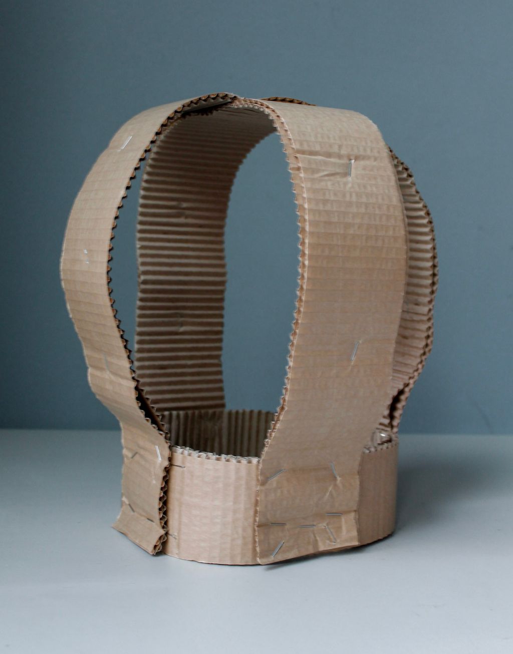 Bølgepapp som danner en base og form til papirparykk. Foto.