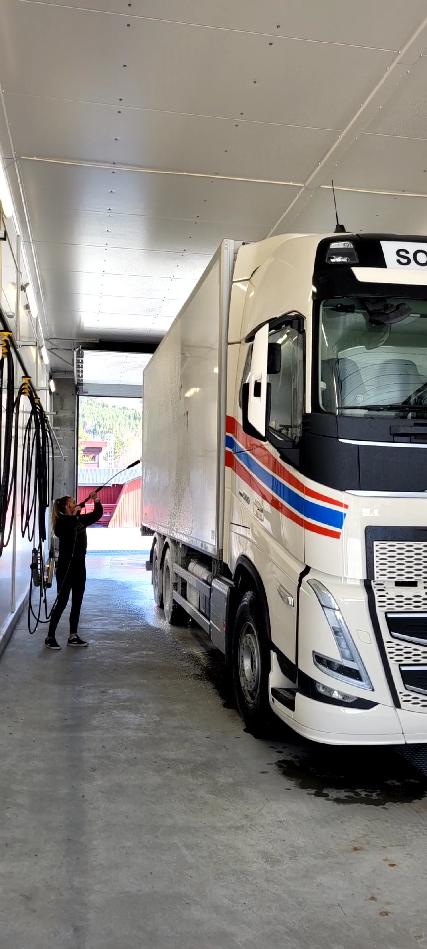 Vask av lastebil. Foto.