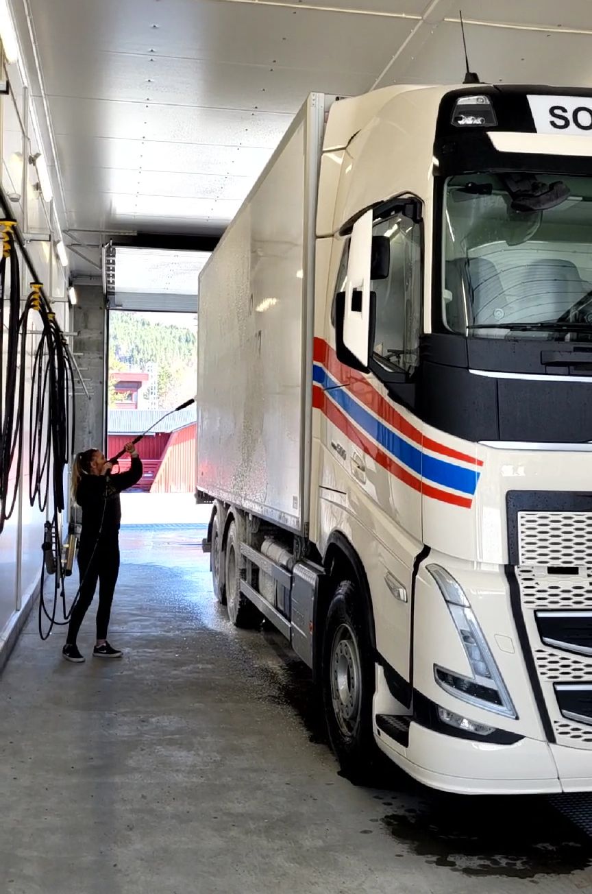 Vask av lastebil. Foto.