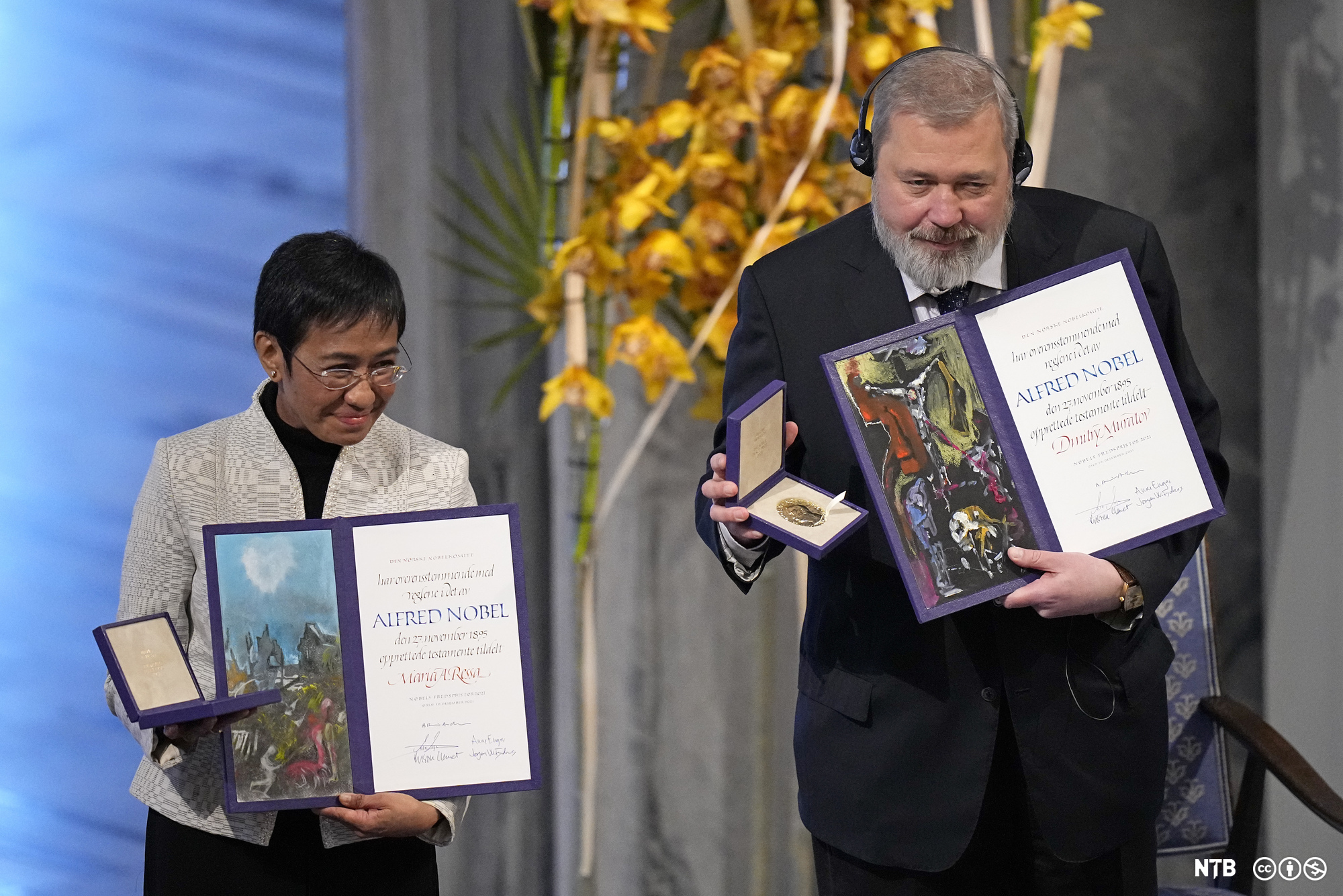 Journalisten Maria Ressa tar imot Nobels fredspris i Oslo. Foto.