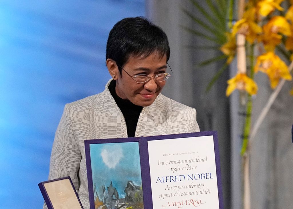 Journalisten Maria Ressa tar imot Nobels fredspris i Oslo. Foto.