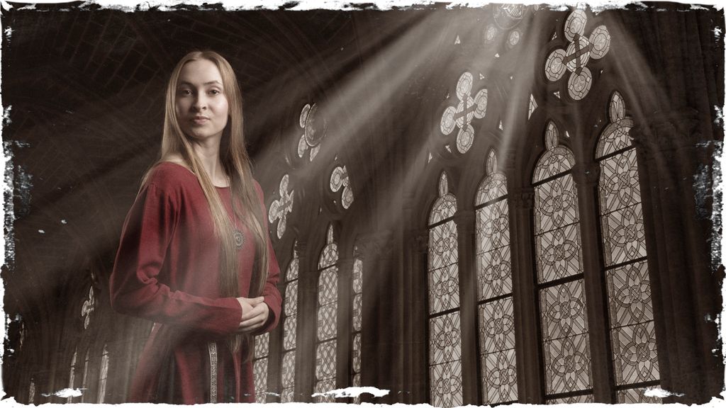 Ung kvinne i rød kjole i et kirkebygg med glassmalerier. Lyset strømmer inn gjennom vinduene og over henne. Manipulert foto.