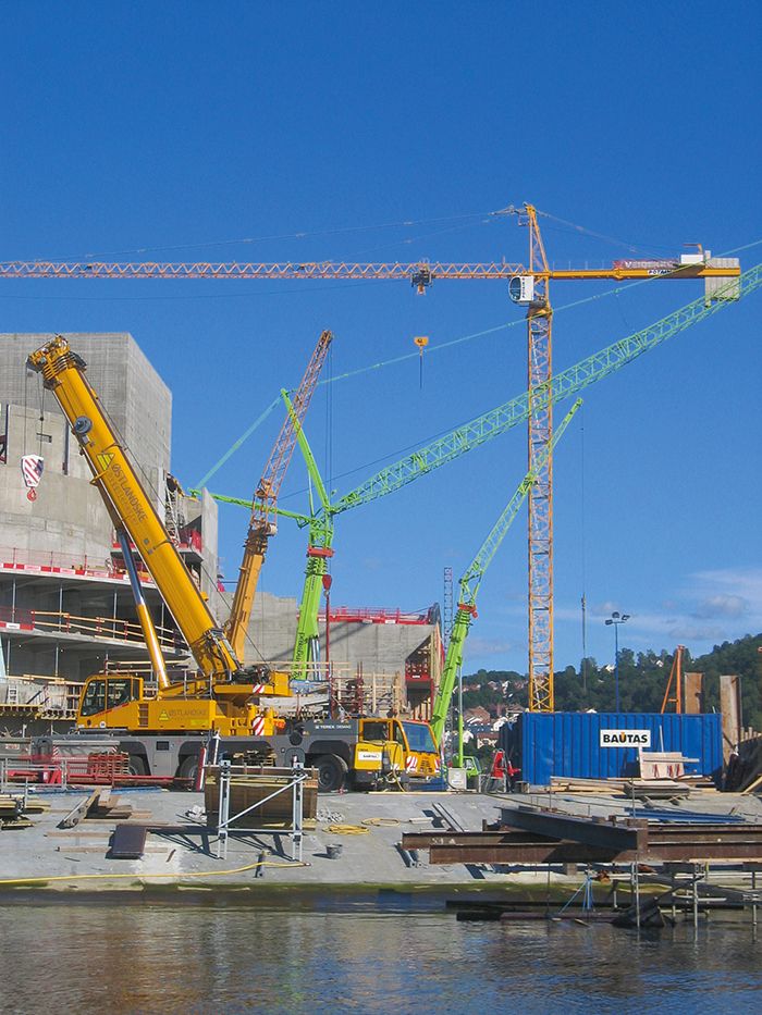Mange forskjellige type kraner på byggeplass. Foto