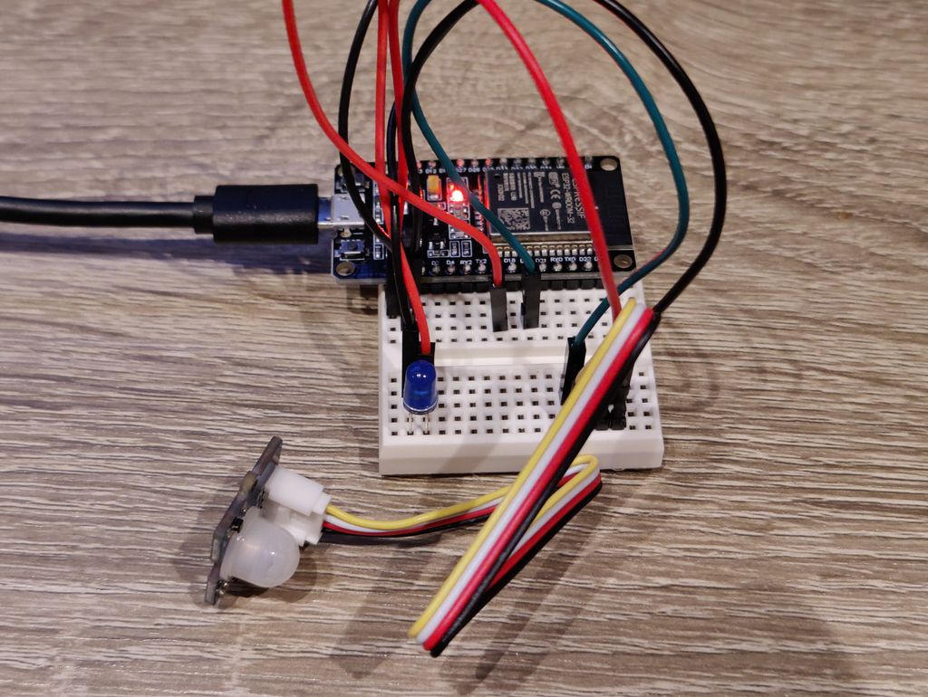 Mikrokontroller og PIR-sensor kopla sammen på et koplingsbrett. Skjermbilde