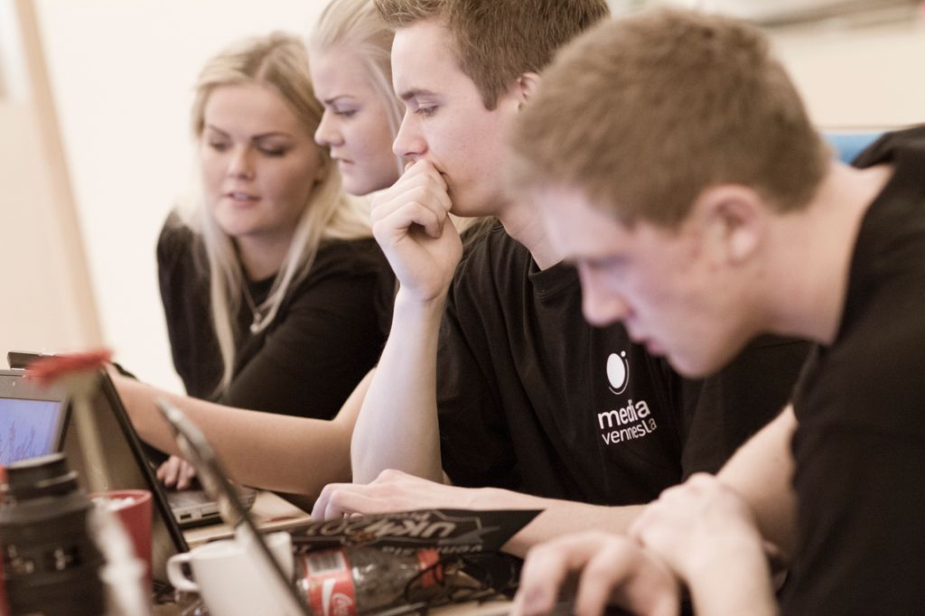 Medieelever forbereder seg til sending. Foto.