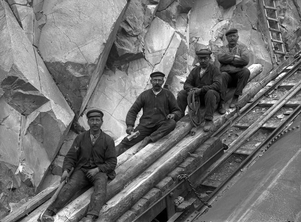 Rallar i arbeid på anlegg. Foto. 