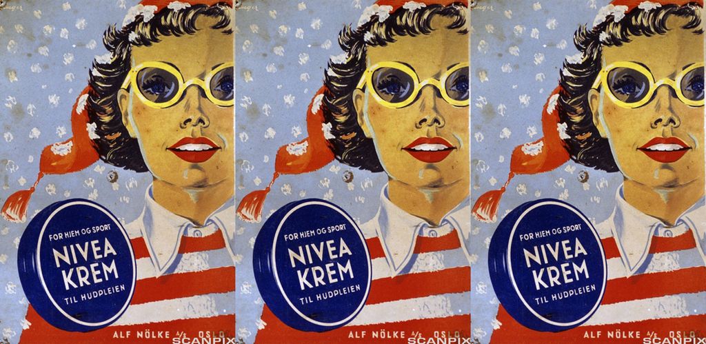 Tre eldre reklameplakater for Nivea hudkrem. Foto. 