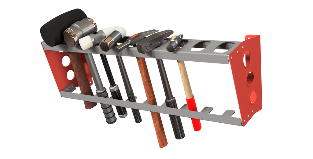 Stativ for å henge på vegg. Det er sju ulike typer hammere i stativet. Illustrasjon.