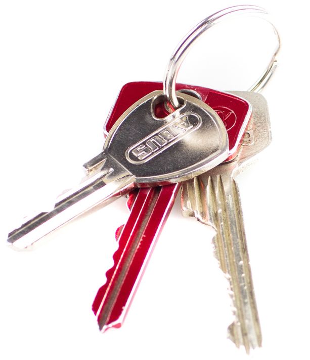 To blanke og en rød nøkkel. Foto.