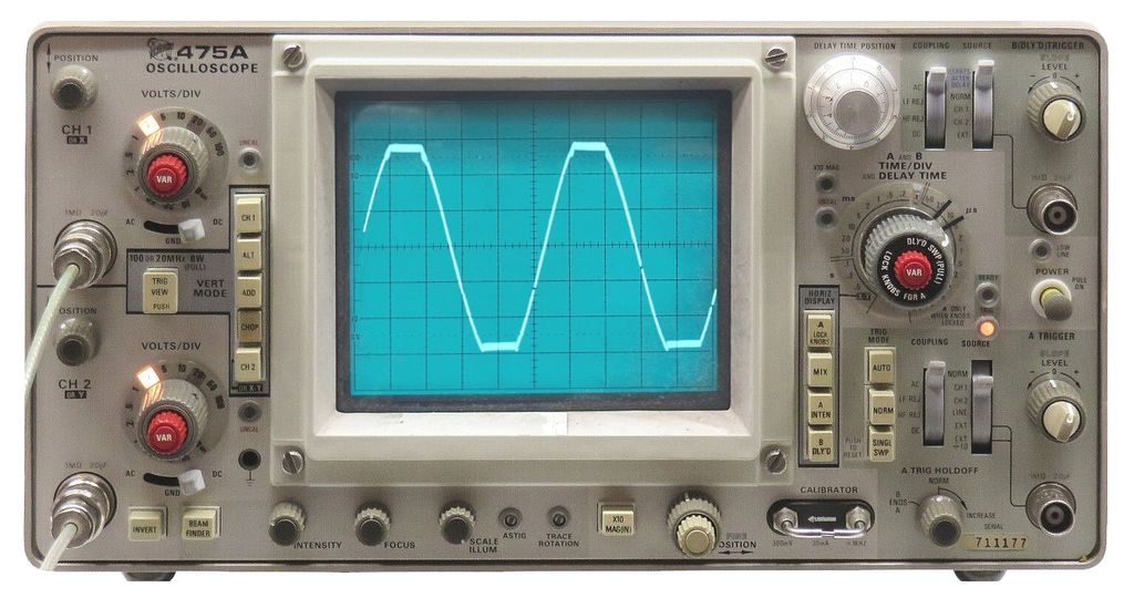 Elektrisk apparat med en skjerm som viser en kurve som går opp og ned. Foto.