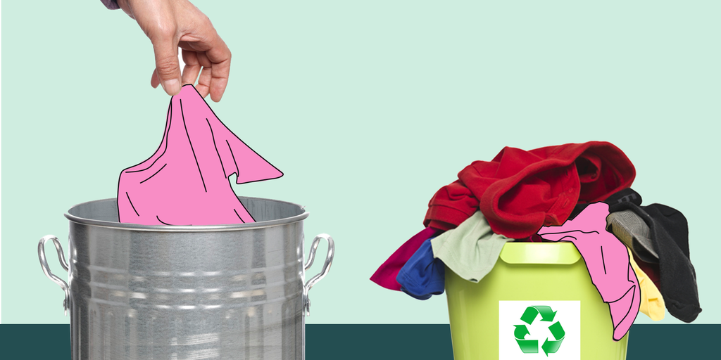 To kurver. Den ene har et grønt symbol for resirkulering på seg og er fylt med klær. Den andre har ingen symboler på seg og virker tom. En hånd er i ferd med å slippe et klesplagg oppi den tomme kurven. Illustrasjon.