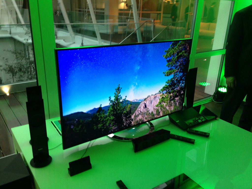 Flatskjerm-TV som står på eit bord. Foto.