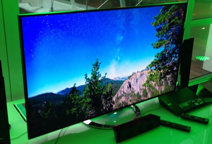 Tv som står på et bord. Foto.