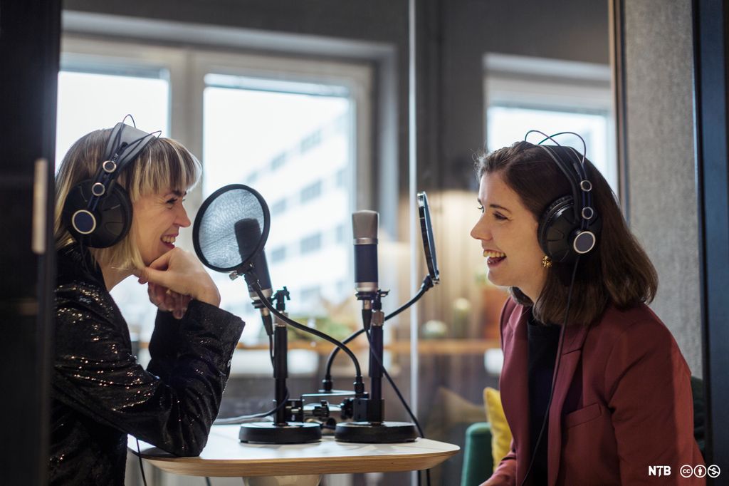 To kvinner kringkaster på radio. Foto.
