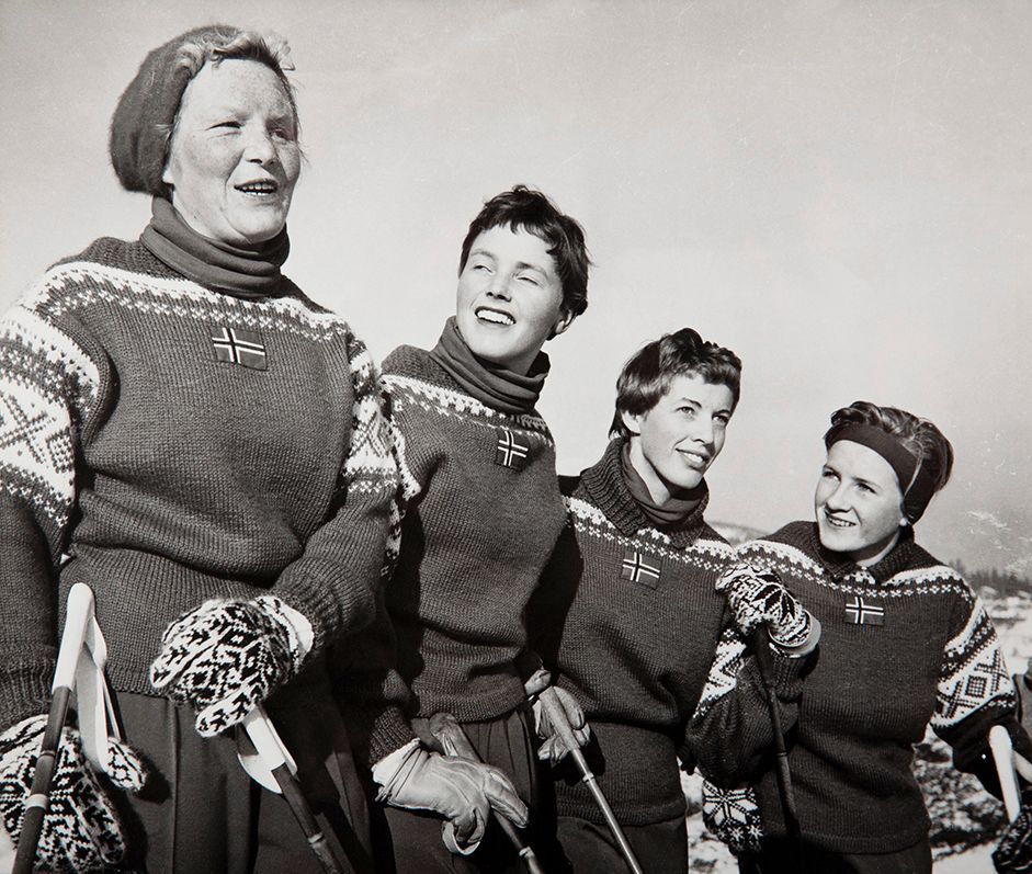 Fire damer har på den første OL-genseren fra 1956. Foto.