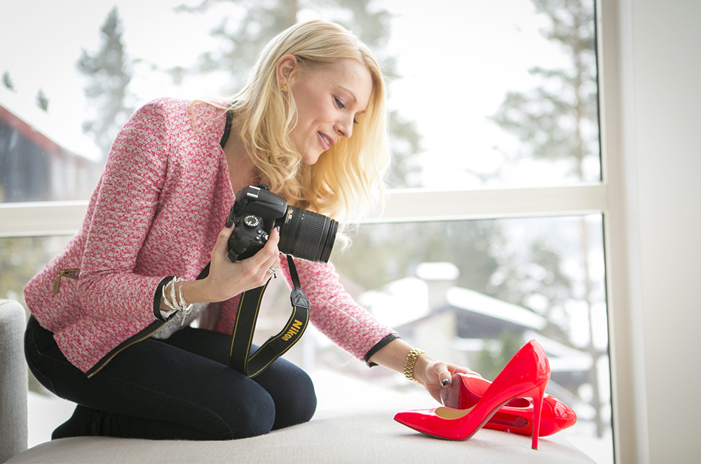 Blogger fotograferer sko. Foto. 