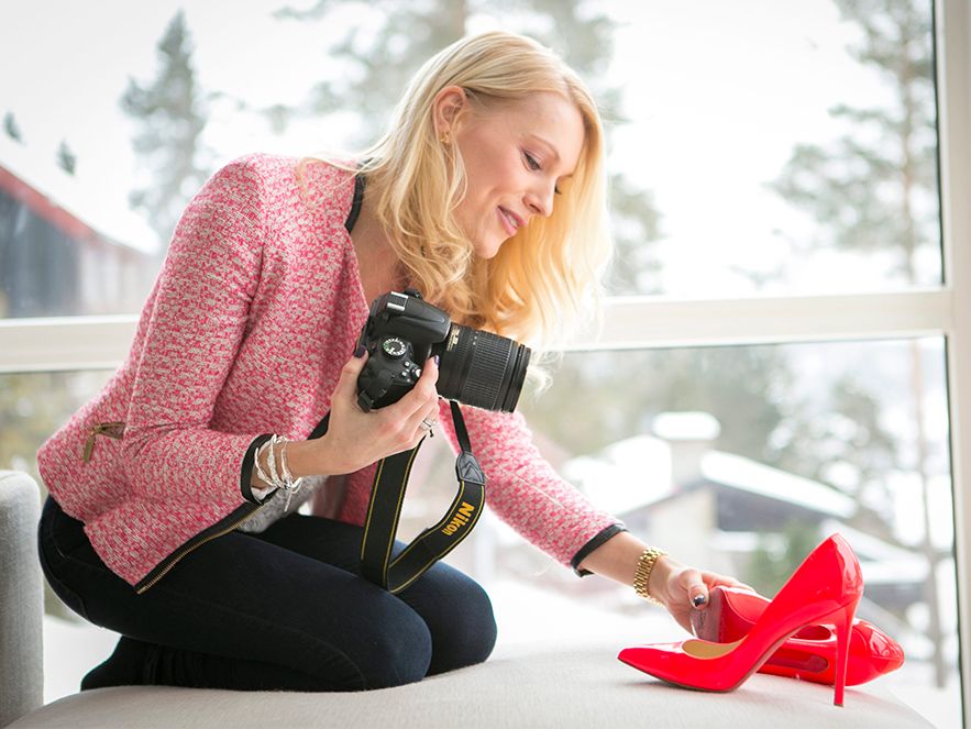 Blogger fotograferer sko. Foto.