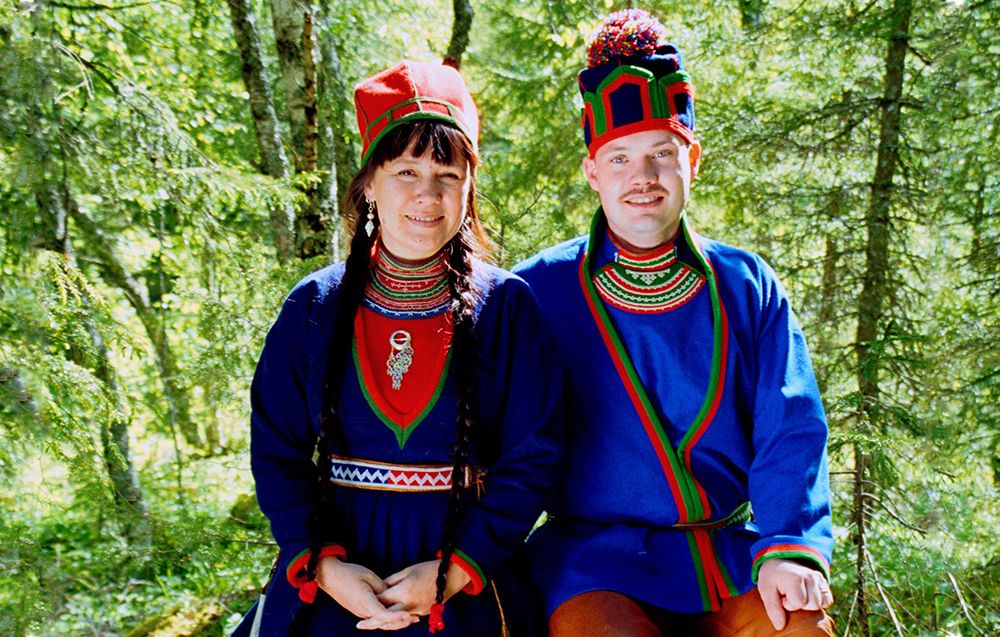 Et par kledd i sørsamiske kofter. Foto. 