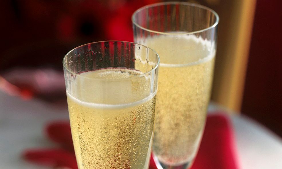 Kullsyreholdig drikke i høye stettglass. Foto.