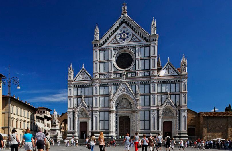 Basilica Santa Croce, ei hvit kyrkje, med mange menneske framom. Foto.
