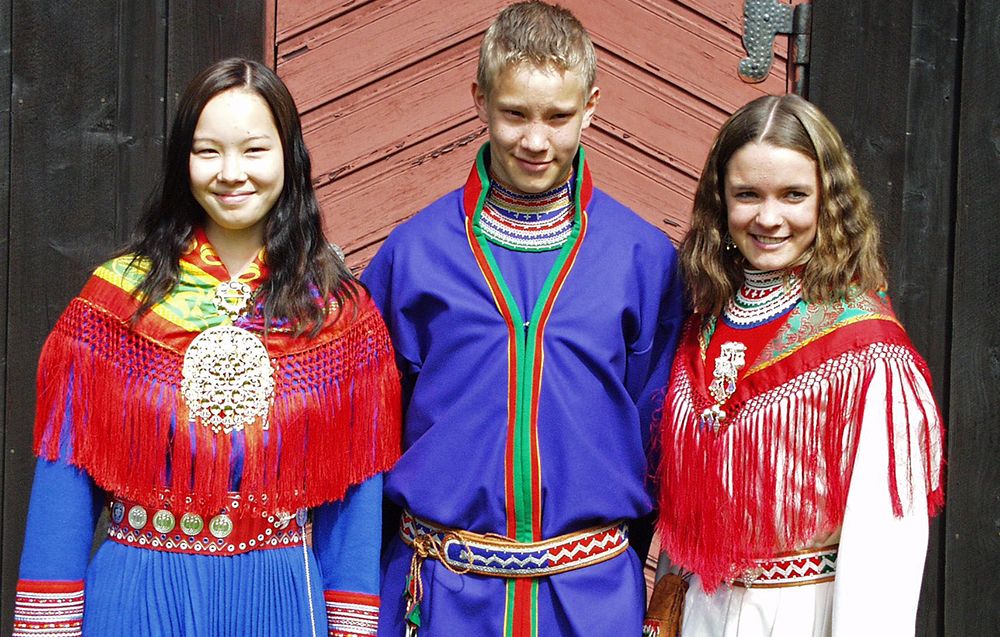 Jenta til venstre har kofte fra Kautokeino, de to andre har sørsamisk kofte (gapta). Foto.