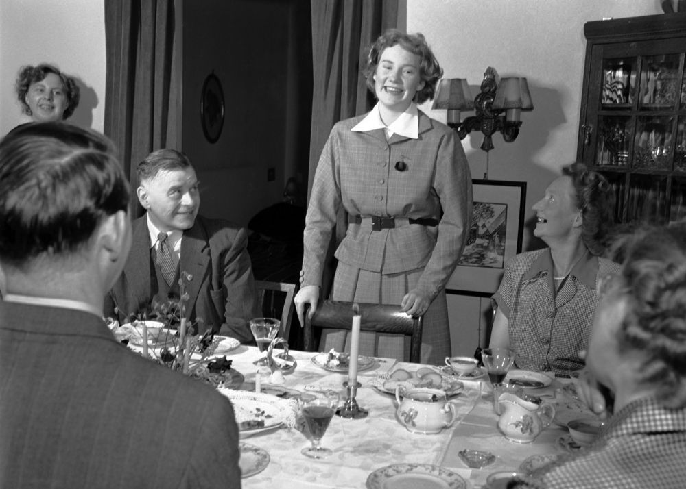 Konfirmant taler i selskap. Foto. 