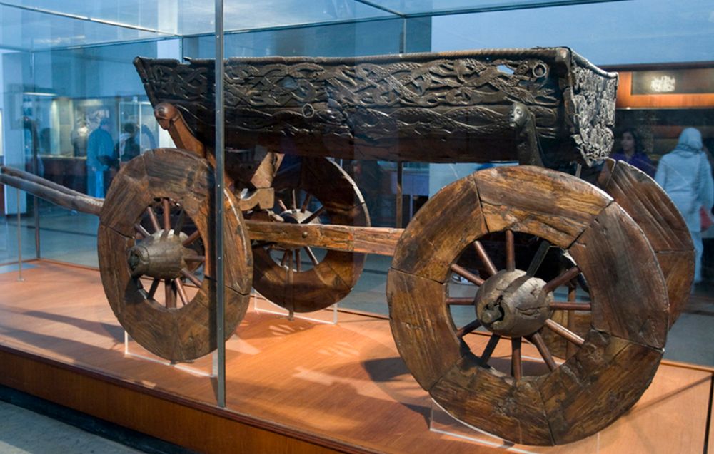 Dekorert trevogn fra vikingtida. Foto.