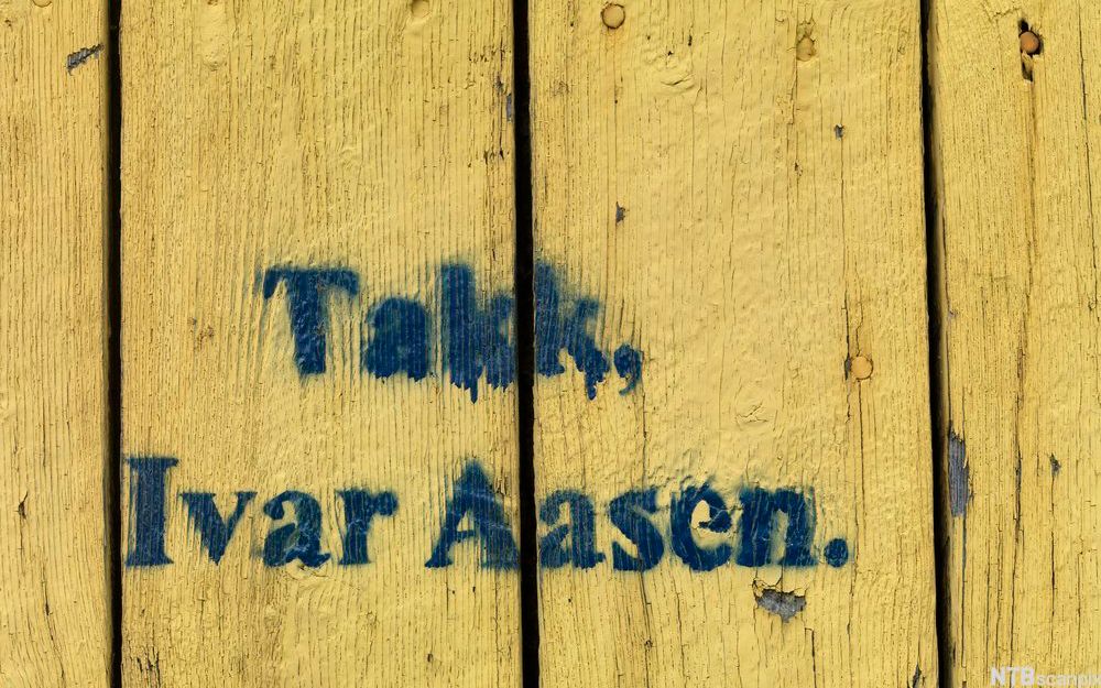 Låvevegg med takk til Ivar Aasen. Foto. 