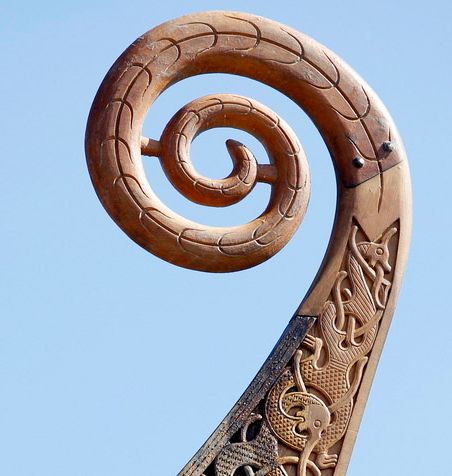 Akterstavnen på et vikingskip dekorert med treskjæring. Foto.