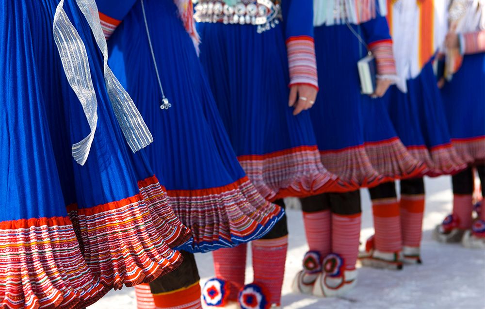 Konfirmasjon i Kautokeino. Jenter i kofter. Foto. 