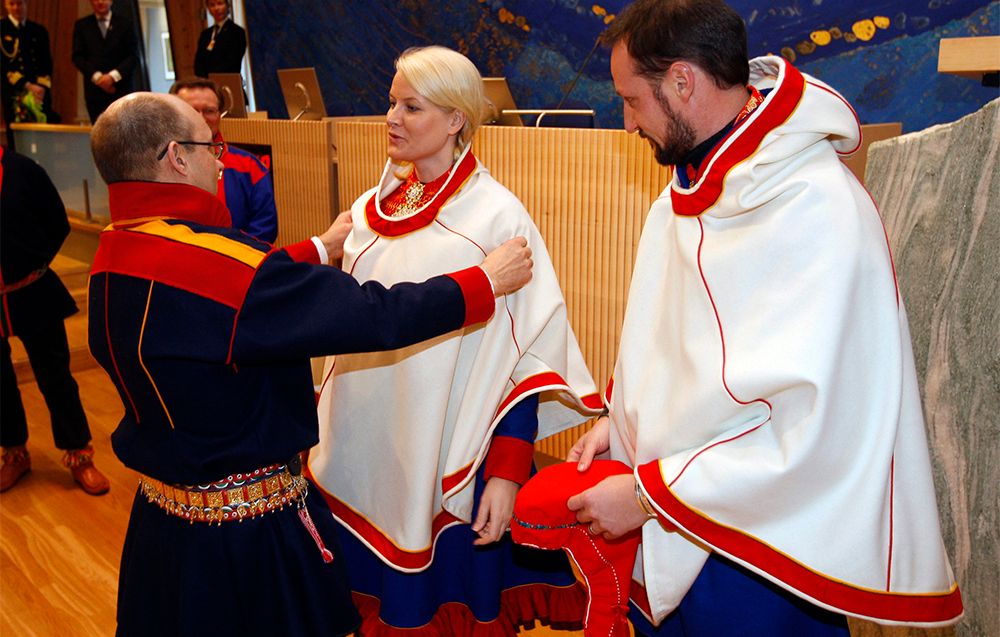 Kronprinsparet i Sametinget ikledd lukka. Foto.