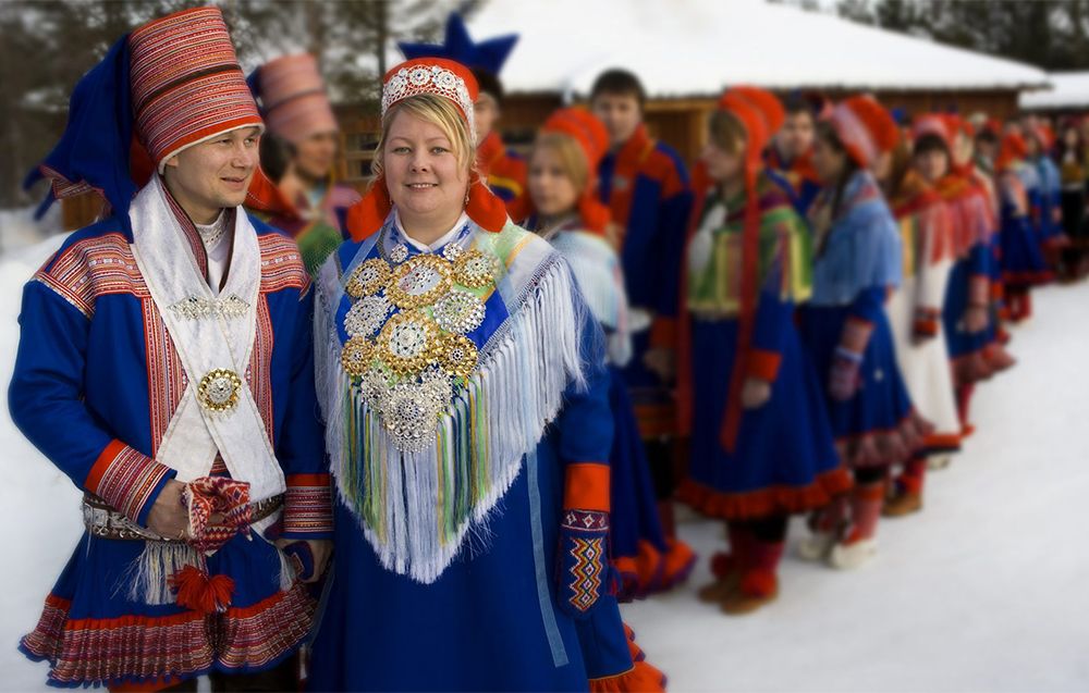 Bryllupsfølge i samiske drakter. Foto.