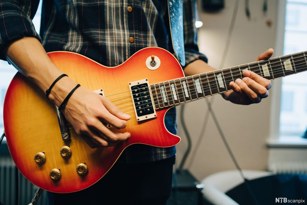 Ein gitarist. Foto.