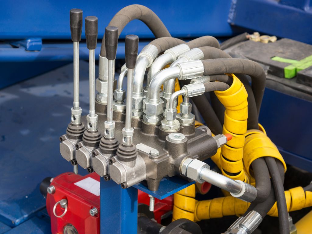Spaker og trykkontrollenhet for hydraulisk maskin. Foto.