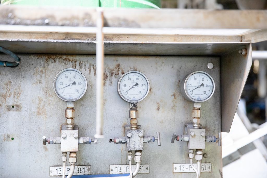 Tre analoge trykkmanometere. Foto.