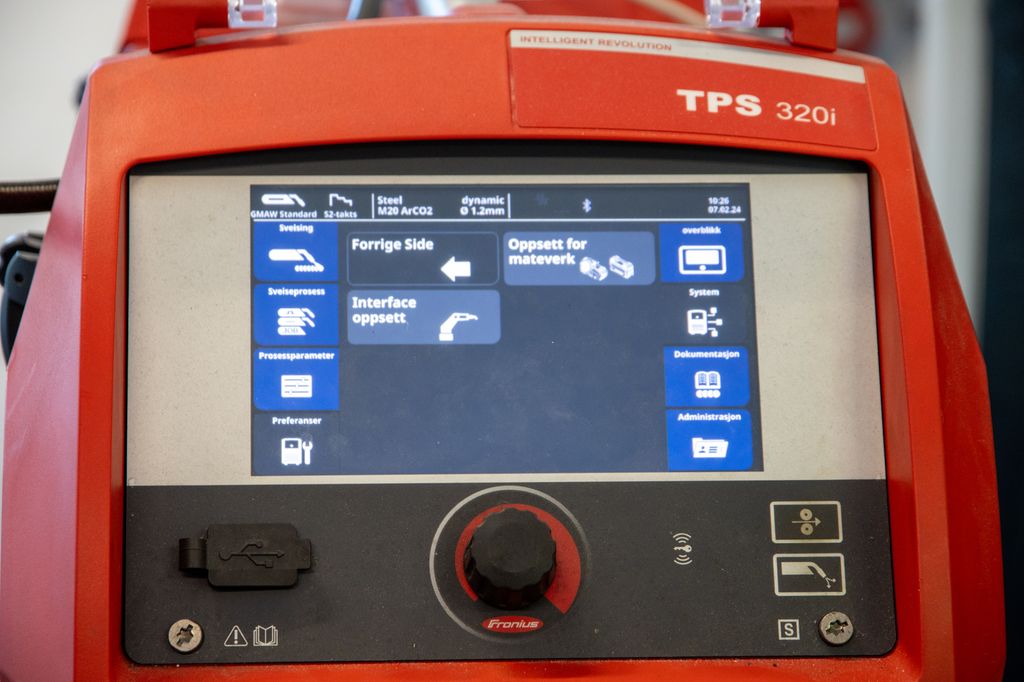Skjerm på et sveiseapparat som viser ulike innstillinger. Foto.