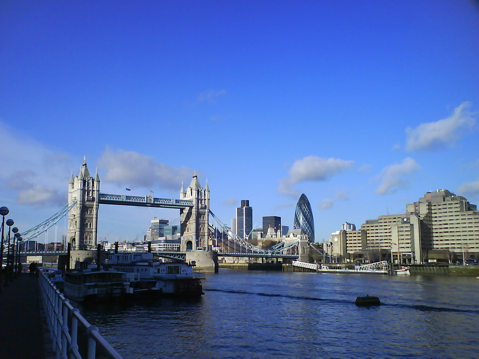 Tower Bridge accross the river Thames, London. Photo.