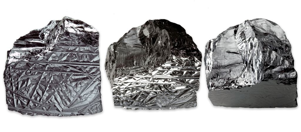 Tre silisiumbitar på kvit bakgrunn. Foto.