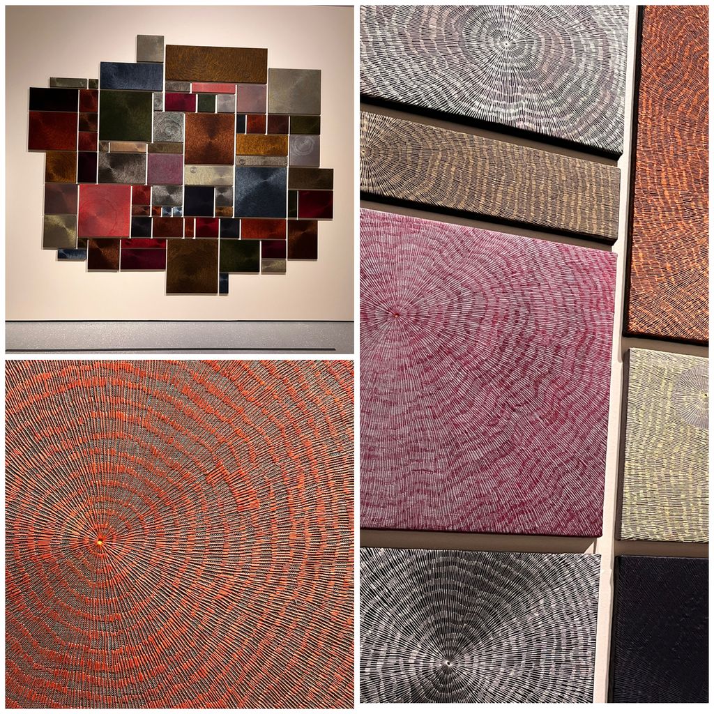 Fotokollasj med oversiktsbilde og detaljbilder av broderte lerreter i ulike farger. Disse er satt tett sammen i en komposisjon. Foto. 