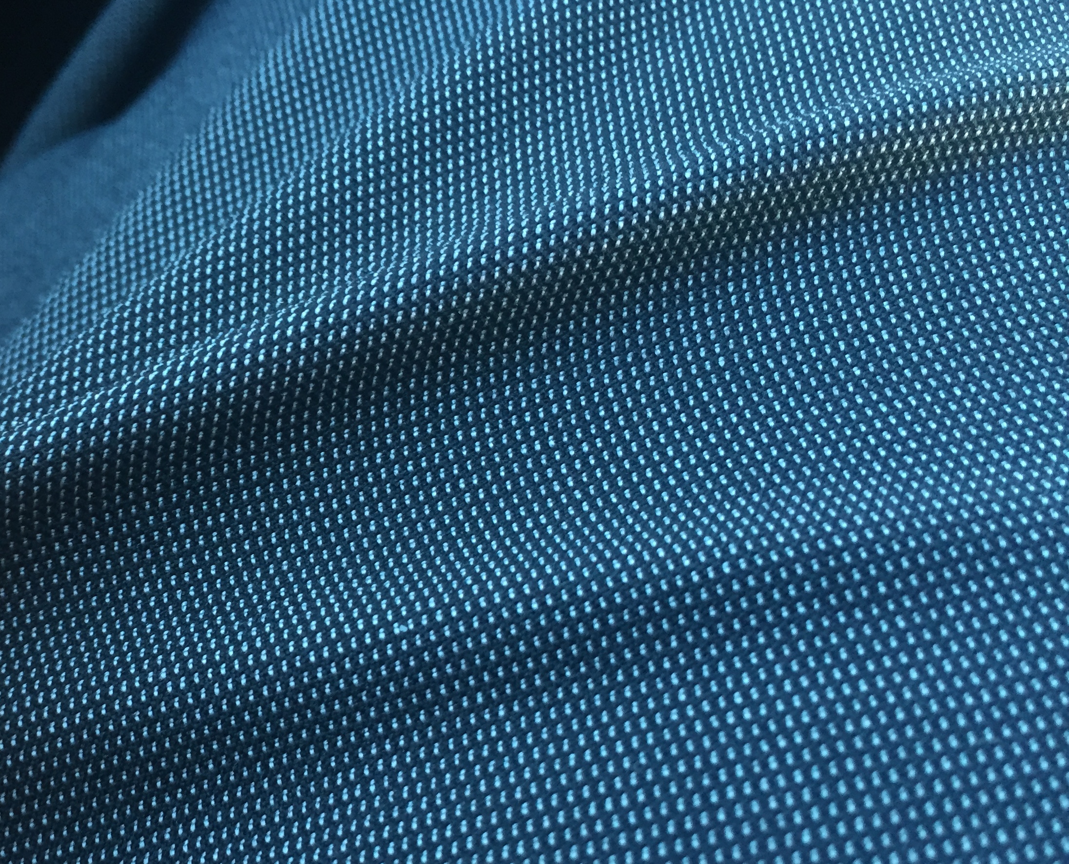 Tekstil i polyester vevet i blåtoner. Foto.