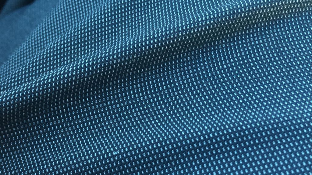 Tekstil i polyester vevet i blåtoner. Foto.