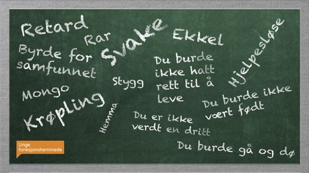 Ei tavle med nedsettende ord som "krøpling", "svake", "retard" og "hjelpeløse". Illustrasjon. 