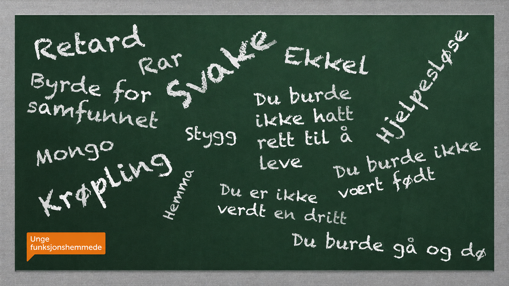 Ei tavle med nedsettende ord som "krøpling", "svake", "retard" og "hjelpeløse". Illustrasjon. 