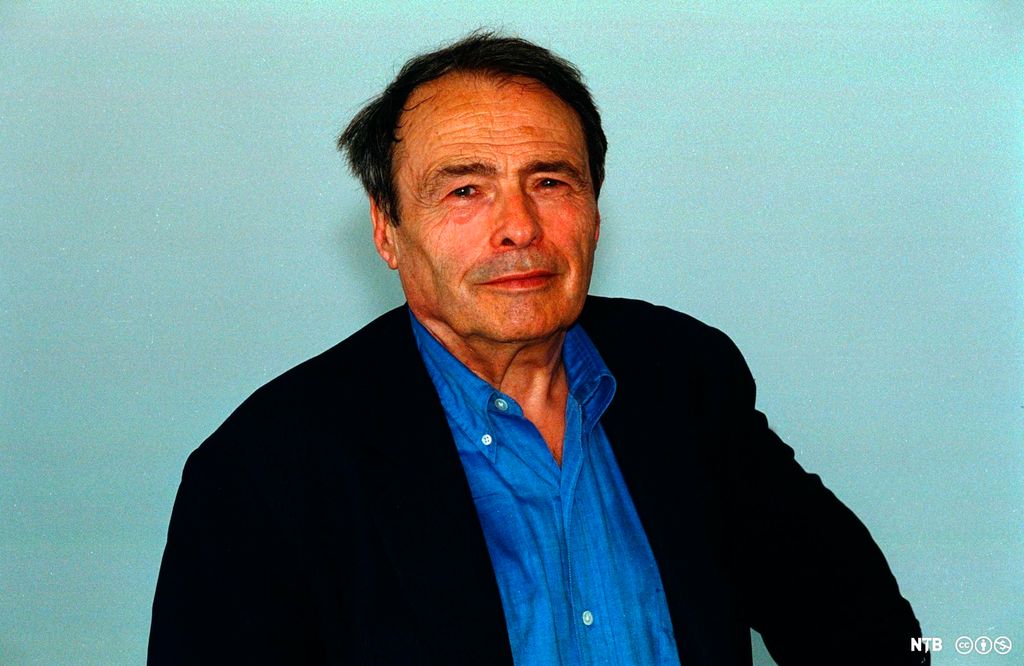 Portrett av Pierre Bourdieu. Han har mørkt, kort hår, svart dressjakke og blå skjorte. Foto.