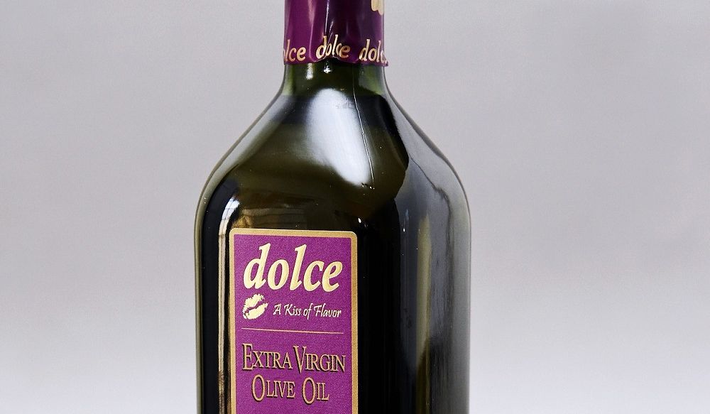 Ei flaske med extra virgin-olivenolje. Foto.