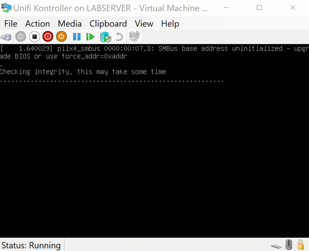 Skjermvindu med område på toppen for å styre den virtuelle maskinen. Under er et stort område som viser skjermbilde fra den virtuelle maskinen som er startet. Linjer med tekst viser at den virtuelle maskinen er i ferd med å starte opp. Skjermbilde.