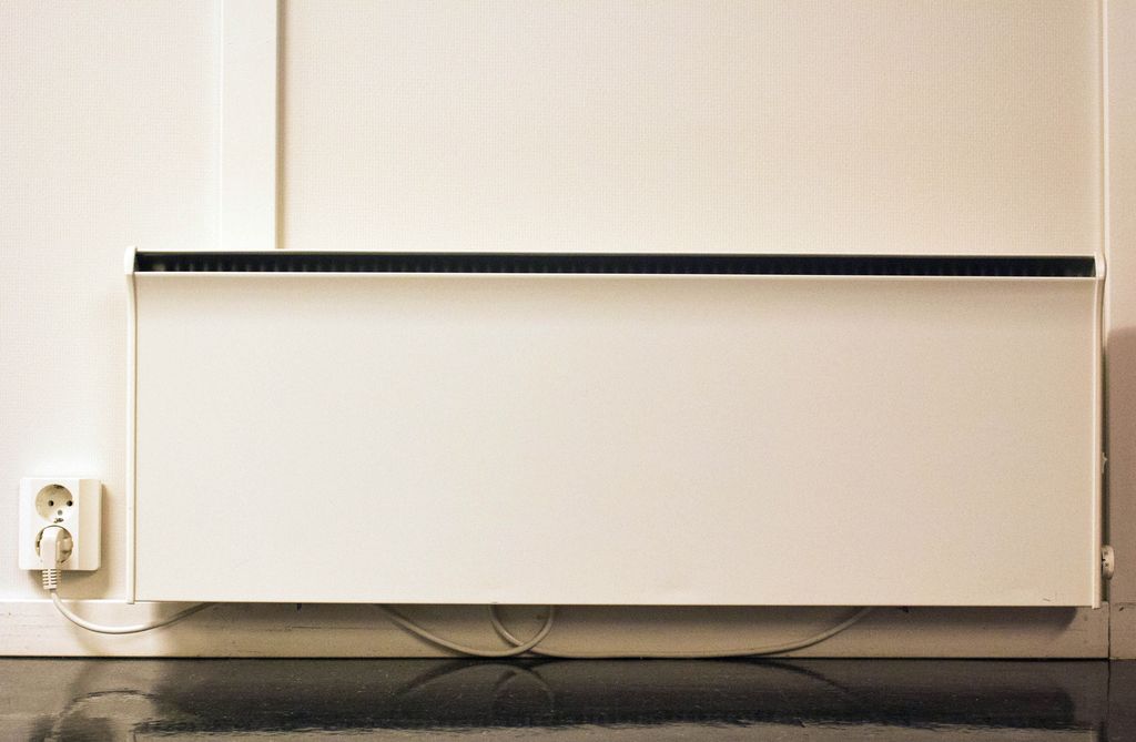 Bilde av en panelovn montert på veggen. Foto.