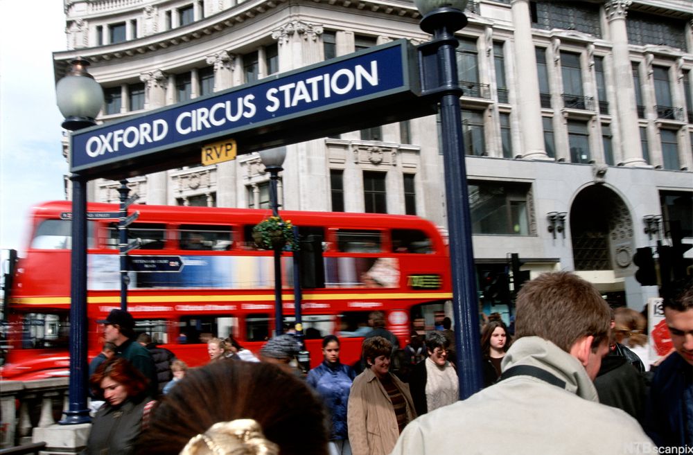 Oxford Circus i London. Travel menneskemengde og rød buss i bakgrunnen. Foto.